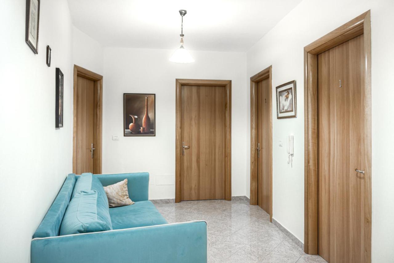 Center Two Private Bedrooms Near Scanderbeg Square On Shared Habitación en casa particular *
